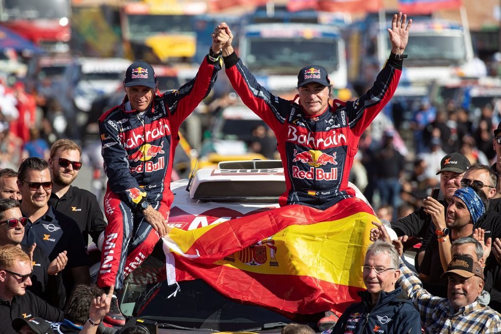 Carlos Sainz (d) y su copiloto, Lucas Cruz, celebran la victoria al término de la última etapa del Dakar.