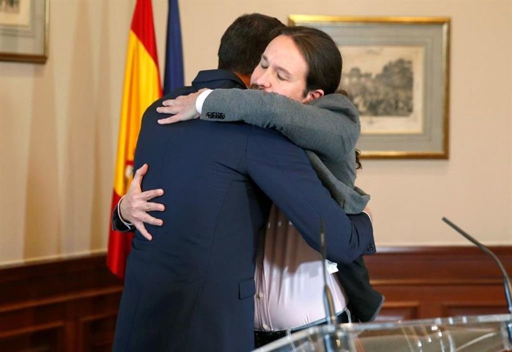 Pedro Sánchez y Pablo Iglesias sellan con su abrazo su pacto de gobierno.