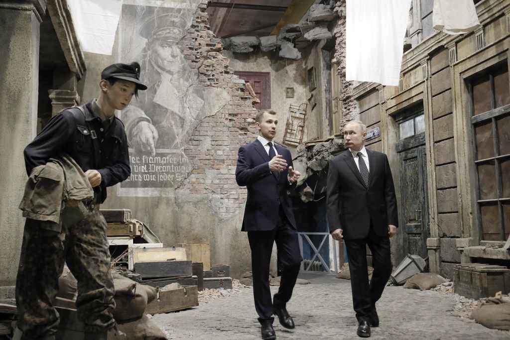 Vladimir Putin visita una muestra sobre el 77 aniversario de la ruptura del bloqueo de Leningrado.