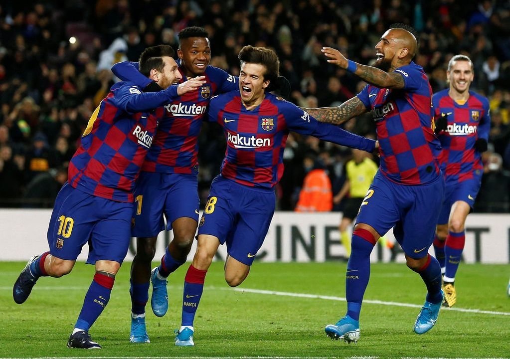 Messi celebra junto a Ansu Fati, Riqui Puig y Vidal su gol, que llegó tras una espléndida jugada de equipo.