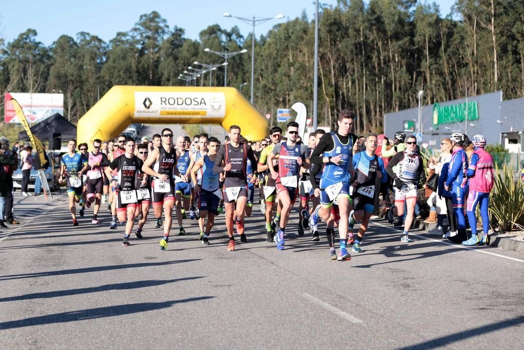 O pelotón masculino inicia a carreira na xornada de onte polas estradas do parque empresarial de Porto do Molle.