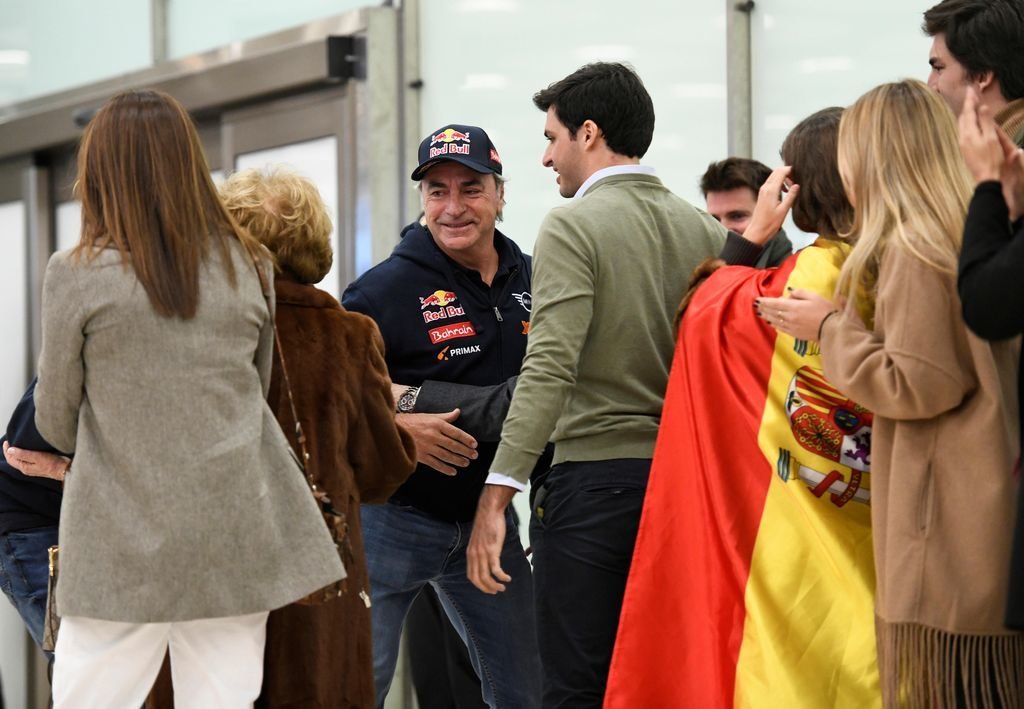 Carlos Sainz fue recibido por familiares y amigos, ayer, en el aeropuerto de Madrid.