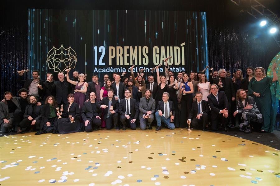Foto de familia de los galardonados esta noche al finalizar la entrega de los XII Premis Gaudí