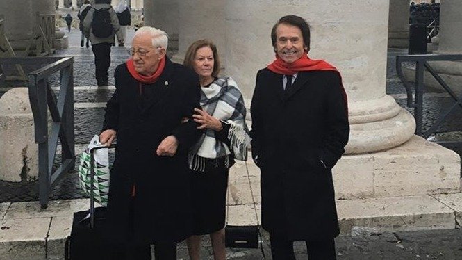 El cantante Raphael, acompañado por su esposa, Natalia Figueroa (c), y por el padre Ángel (i), posa para el fotógrafo tras encontrarse con el papa