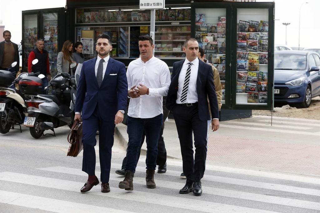 David Serrano (c), camina con sus abogados.