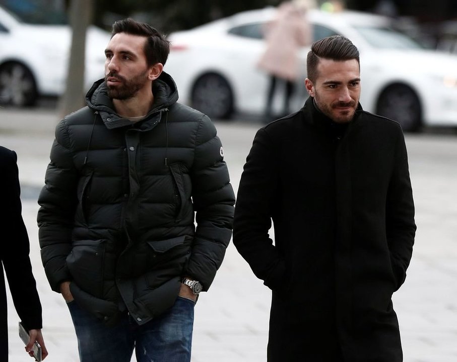 El exjugador de Betis y Celta Jordi Figueras y el exbético Xabier Fortes, ayer, a su llegada a la Audiencia.