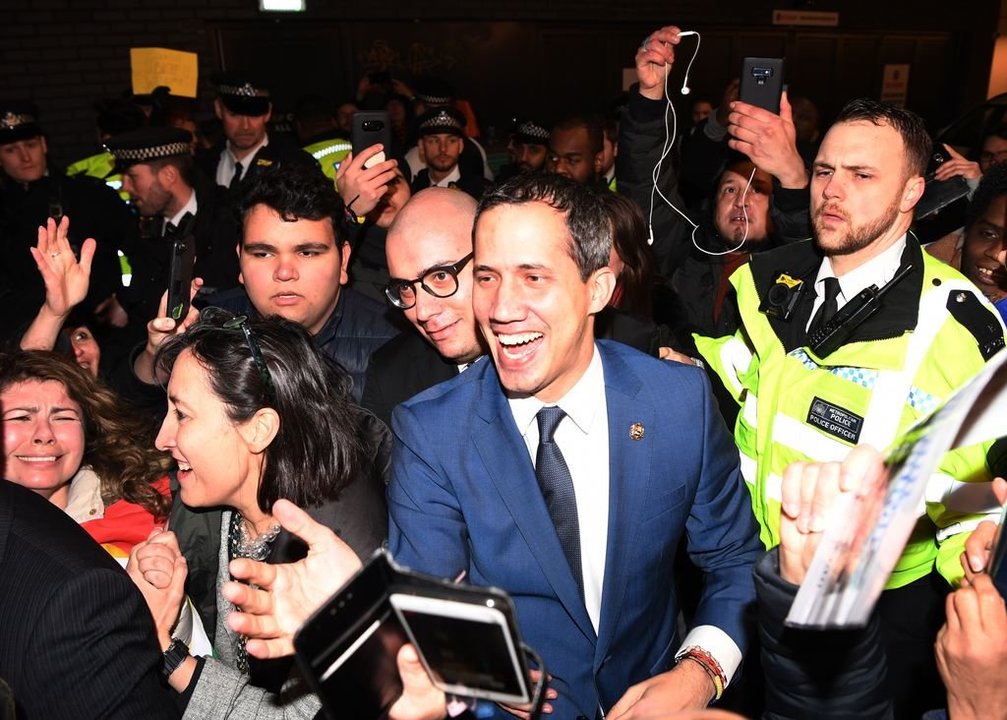 Juan Guaidó se reunió con venezolanos en Londres, acto que quisieron abortar seguidores chavistas.