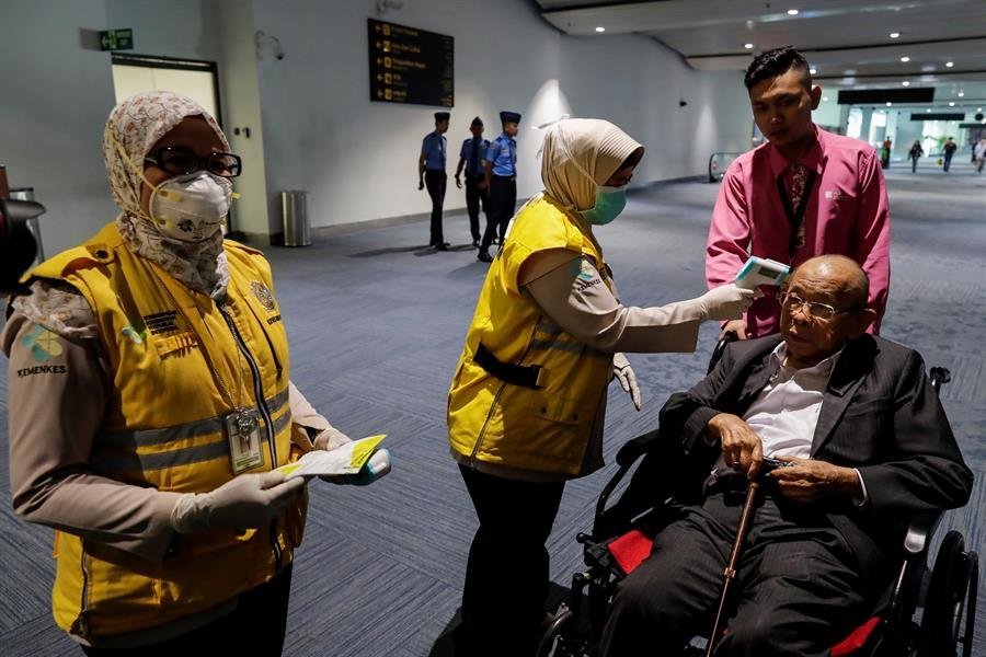 Control térmico en el aeropuerto de Indonesia mientras China informa un aumento en los casos de coronavirus