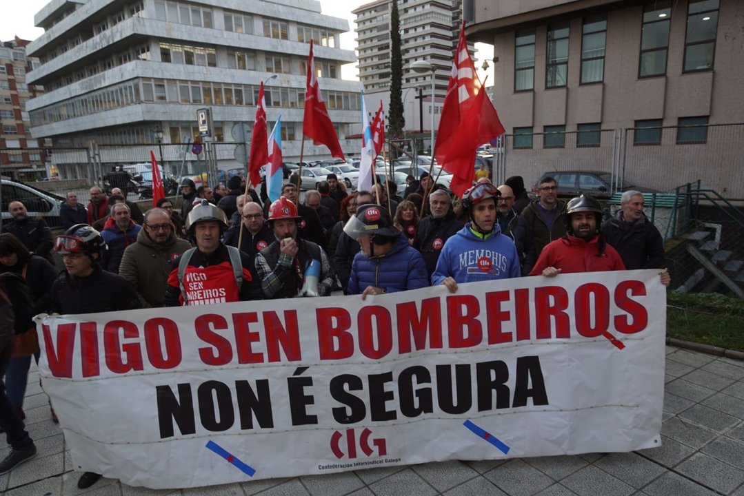 Bomberos se concentran por la celebración del juicio contra el Concello de Vigo