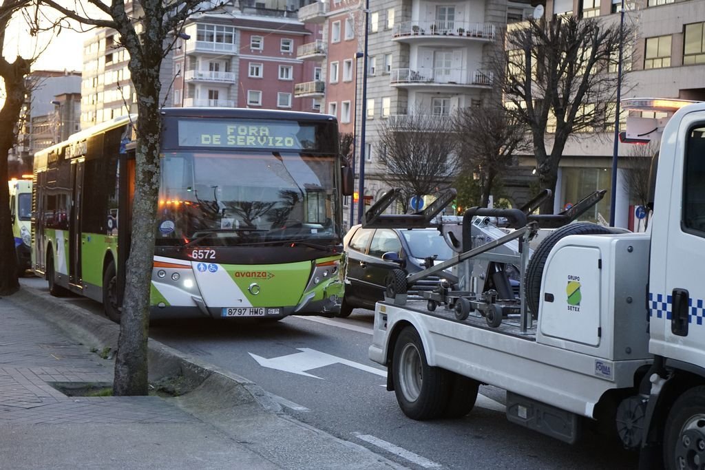 El autobús Vitrasa, con daños en la parte delantera, tras la colisión en Gran Vía