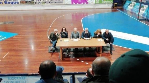 La junta directiva del Mecalia Atlético Guardés, en la asamblea celebrada en diciembre en A Sangriña.