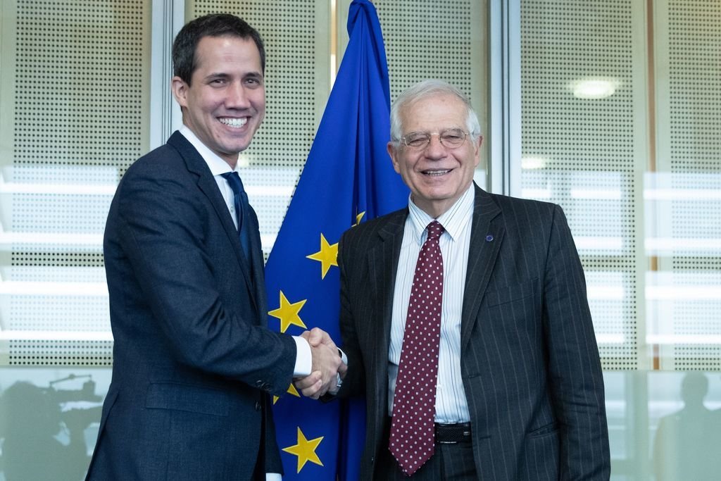 Juan Guaidó, con el alto representante de la UE para la política exterior, Josep Borrell.