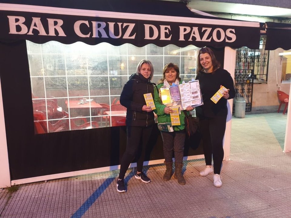 Noelia, María y Patricia, ayer por la tarde en la puerta del bar Cruz de Pazos, donde se hizo la venta del Rasca.