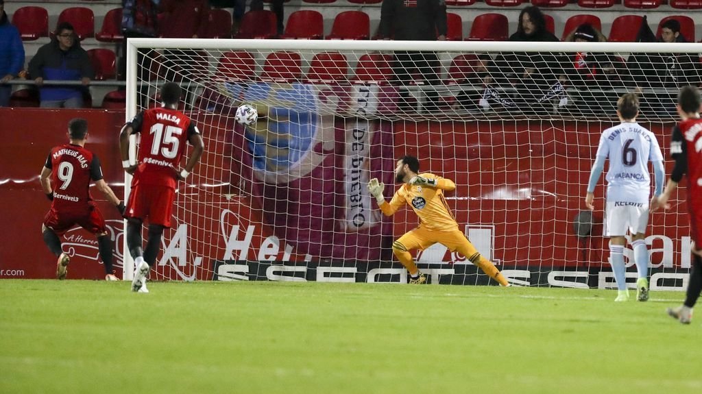 Sergio Álvarez no pudo detener el primer penalti que le lanzaron, pero sí el segundo.
