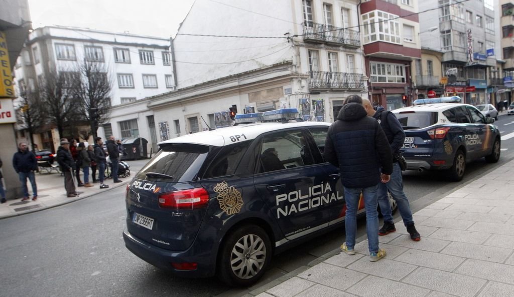 Efectivos policiales y curiosos, en la Avenidad de A Coruña, donde se produjo la detención.