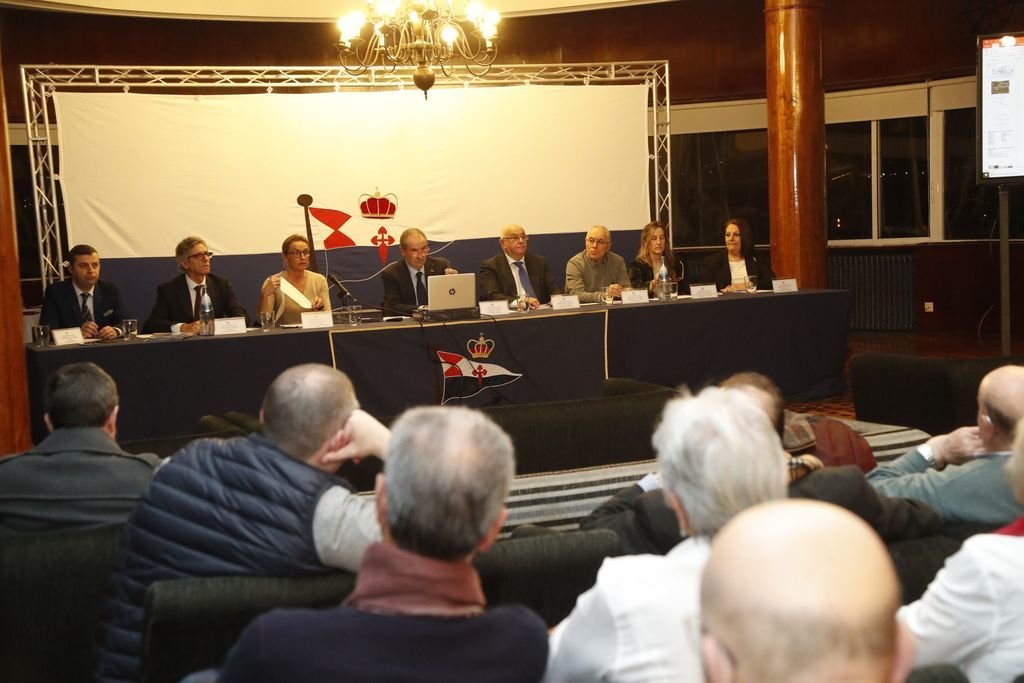 La directiva del Náutico, con José Antonio Portela en el centro, ayer en la asamblea.