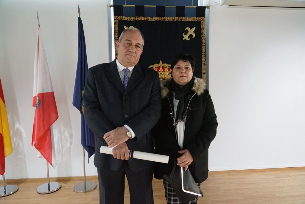 Horacio, ayer, con su mujer, en la Comisaría de Vigo.
