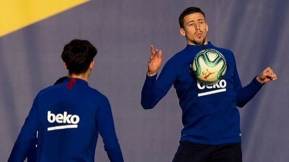 Lenglet controla un balón con el pecho, ayer, en el entrenamiento del Barça.