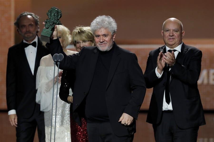 El director Pedro Almodóvar y los productores Agustín Almodóvar (d) y Esther García (3d) reciben el Goya a la mejor película por su cinta &#34;Dolor y Gloria&#34;