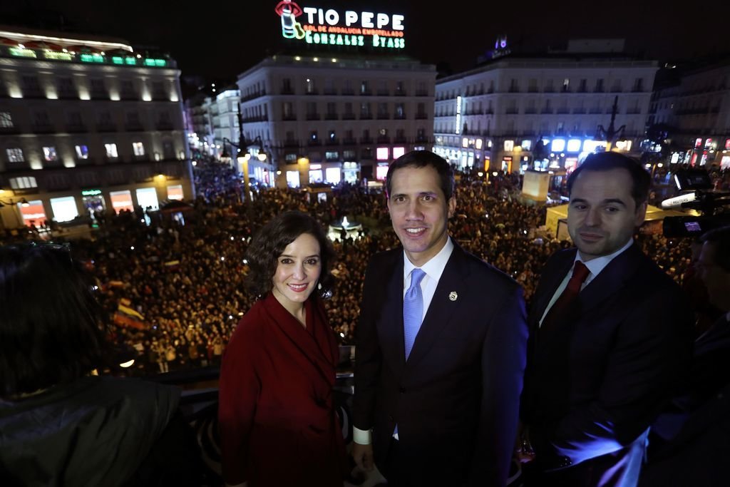 Ayuso, Guaidó y Casado posan en la sede del Gobierno madrileño ante una abarrotada Puerta del Sol.