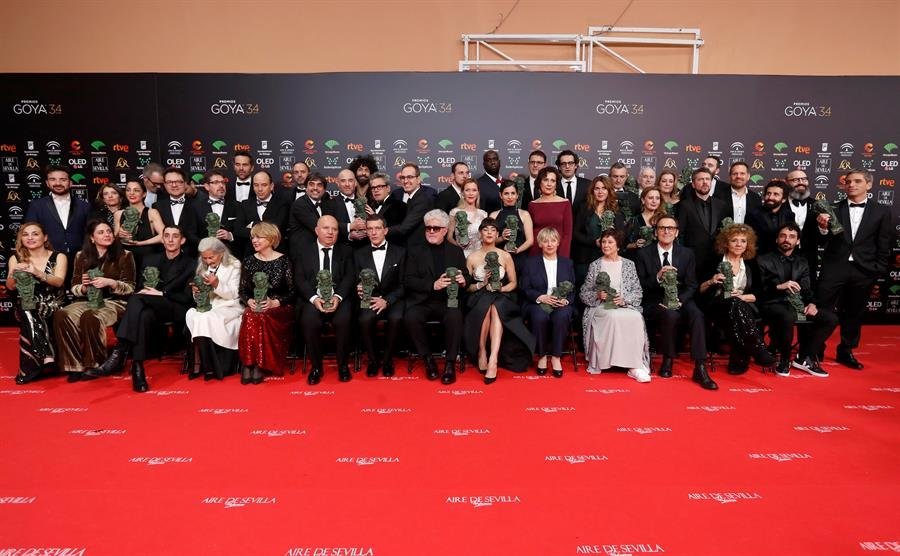 Foto de familia de los galardonados en la gala de entrega de los Premios Goya 2020