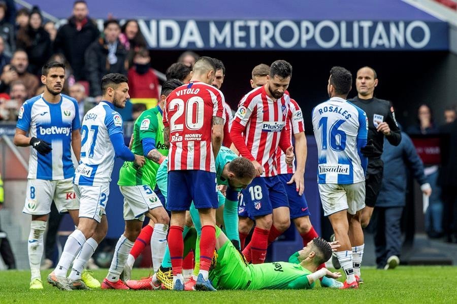 El portero del Leganés, Iván Cuellar (d) cae al suelo tras una trifulca tras ser expulsado durante el partido