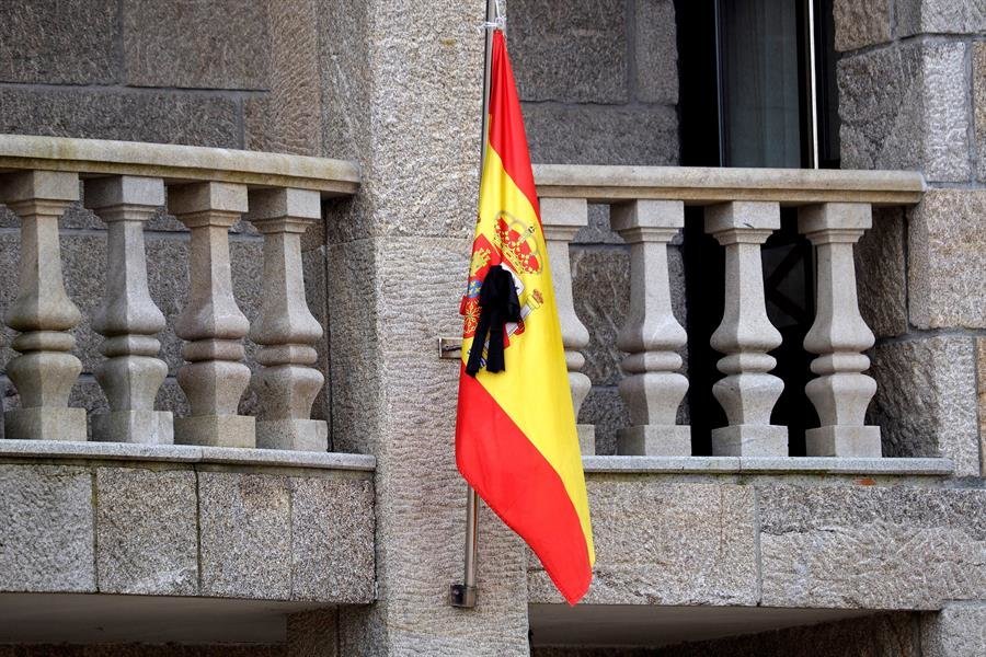 Una bandera con un crespón negro ondea a media asta en la fachada del ayuntamiento de A Pastoriza (Lugo)