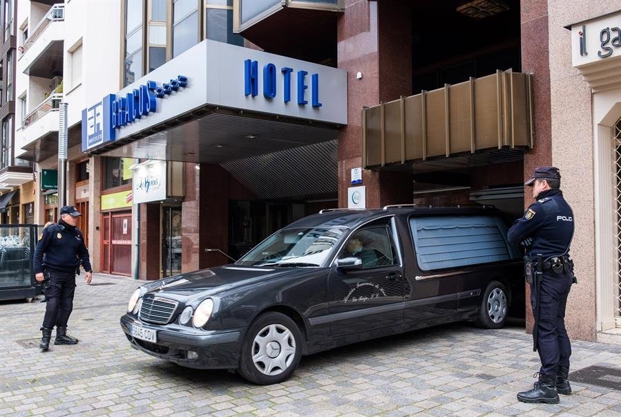 Un coche fúnebre sale del hotel de Logroño, La Rioja este lunes donde ha aparecido muerta ana niña de 5 años
