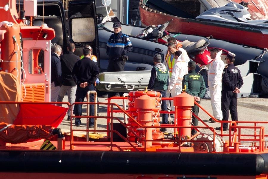 La embarcación de Salvamento Marítimo ha llegado al puerto de Tarifa (Cádiz) con el cadáver