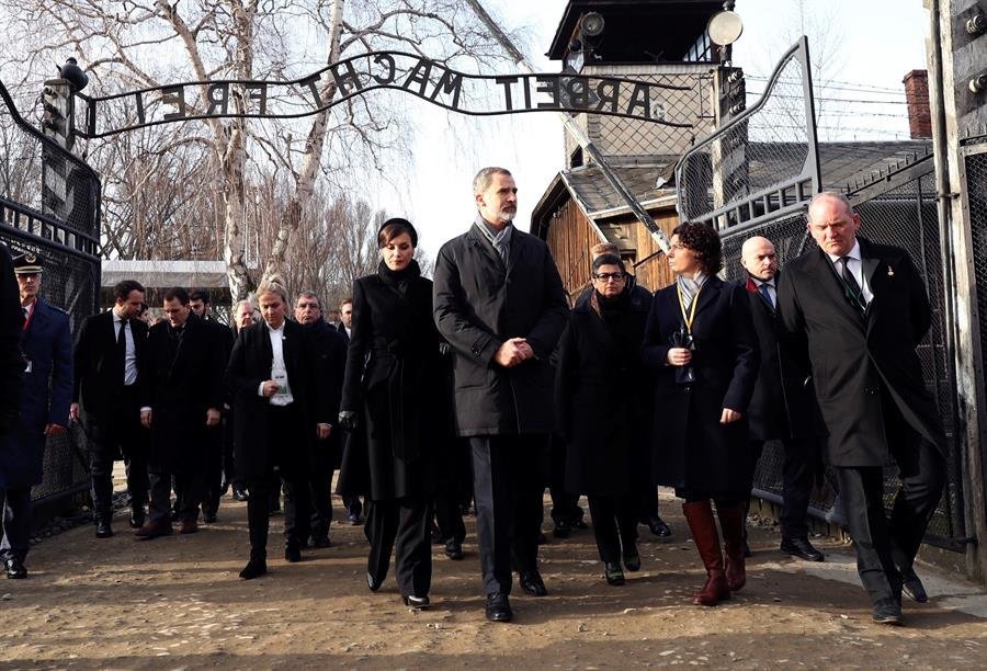 El rey Felipe VI (c) junto a la reina Letizia (c,i), este lunes a su llegada a la entrada del campo de concentración y exterminio nazi de Auschwitz (Polonia)