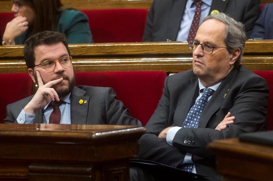 El presidente de la Generalitat, Quim Torra, junto a su vicepresidente, Pere Aragonés (i)