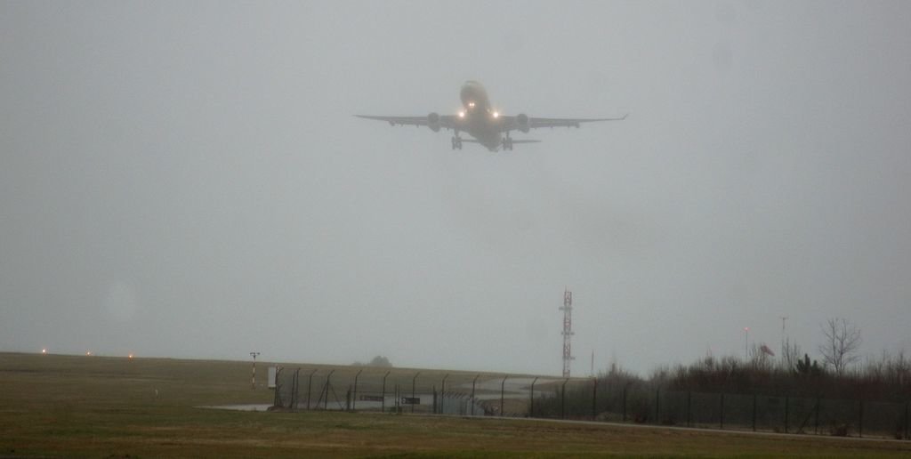 El avión, un Airbus A330-200 MRTT, en el momento de dar una pasada sobre Peinador.