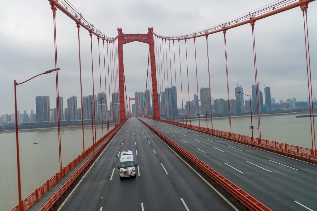Solo una ambulancia transitaba ayer por este puente de Wuhan, que es una &#34;ciudad fantasma&#34;.