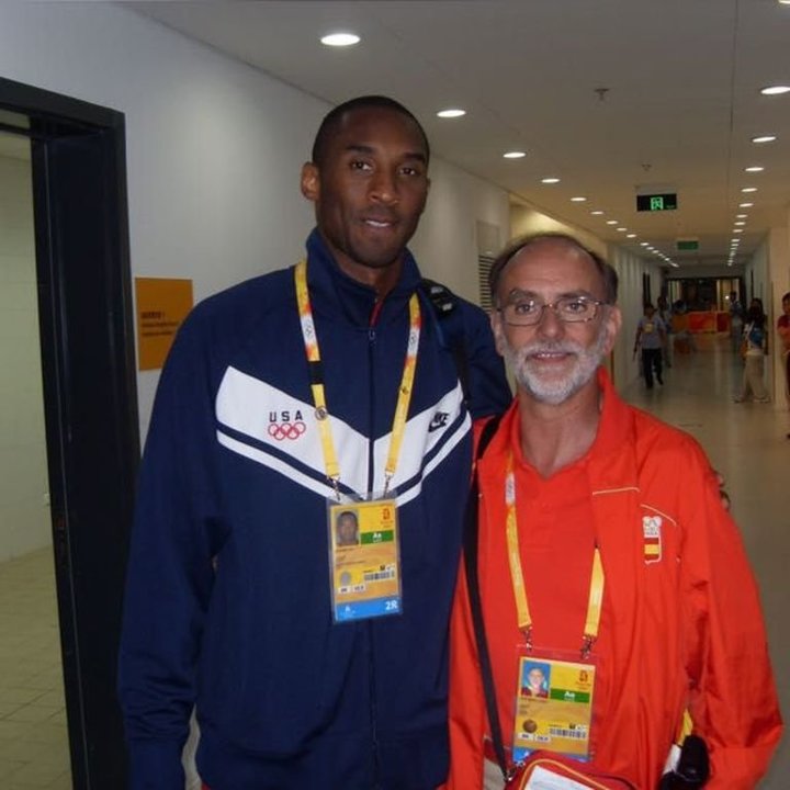 Kobe Bryant posa junto al vigués Pepe Casal tras la final de Pekín.