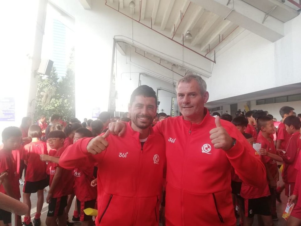 Dani Fernández y Francisco Falagán posan con la ropa oficial del Guangzhou.