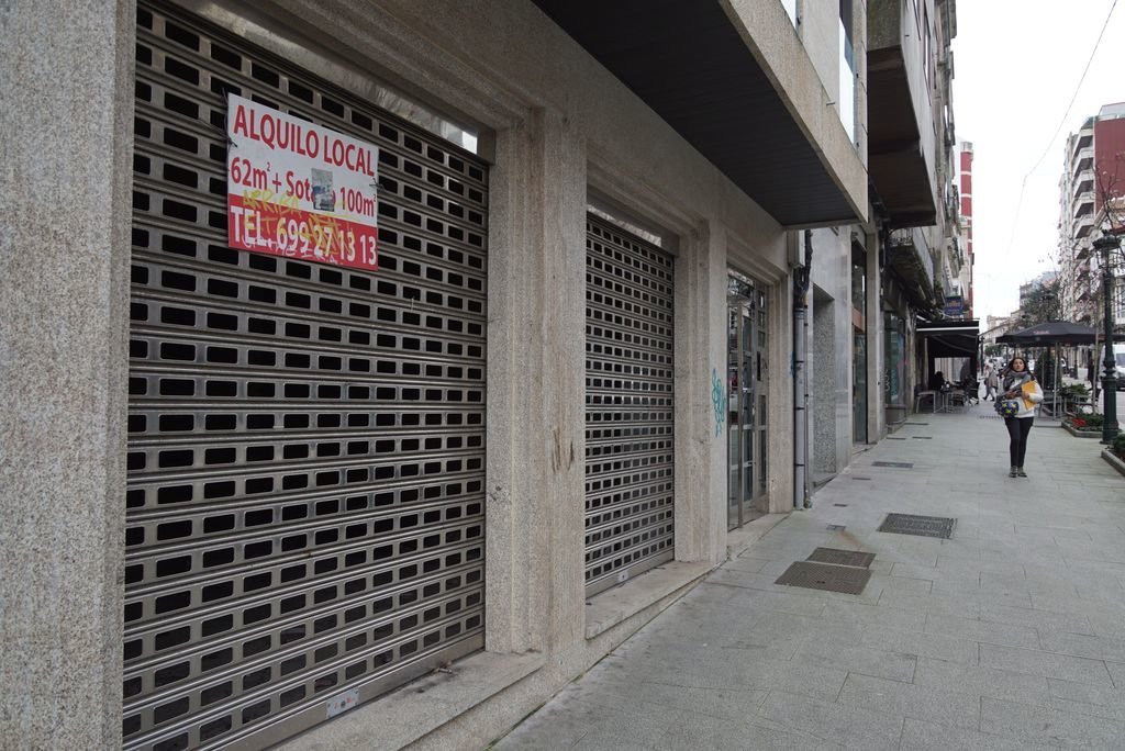 Locales a punto de quedarse vacíos y otros en alquiler en dos céntricas calles de Vigo.