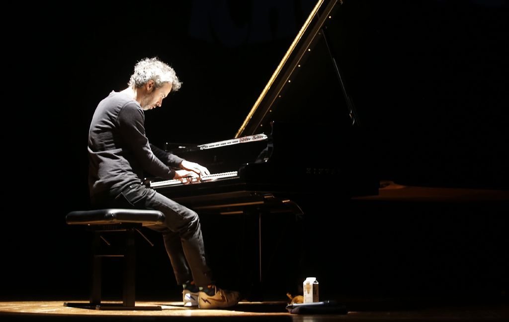 El pianista británico James Rhodes llenó ayer el Teatro García Barbón con su nuevo recital.
