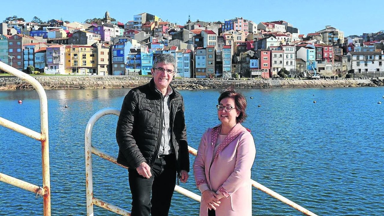 Antonio Lomba y Montserrat Magallanes con la fachada de A Guarda que quieren preservar con la nueva normativa