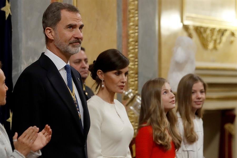 El rey Felipe VI (i), la reina Letizia (2i), la princesa Leonor (2d) y la infanta Sofía (d) durante la apertura solemne de la XIV legislatura en el Congreso