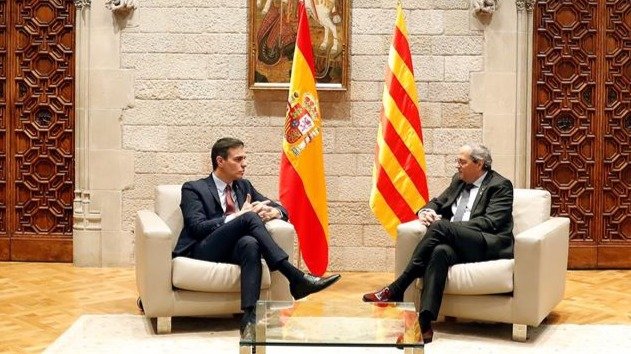 El presidente catalán, Quim Torra, y el presidente del Gobierno, Pedro Sánchez, durante la reunión que mantuvieron hoy jueves en el Palau de la Generalitat