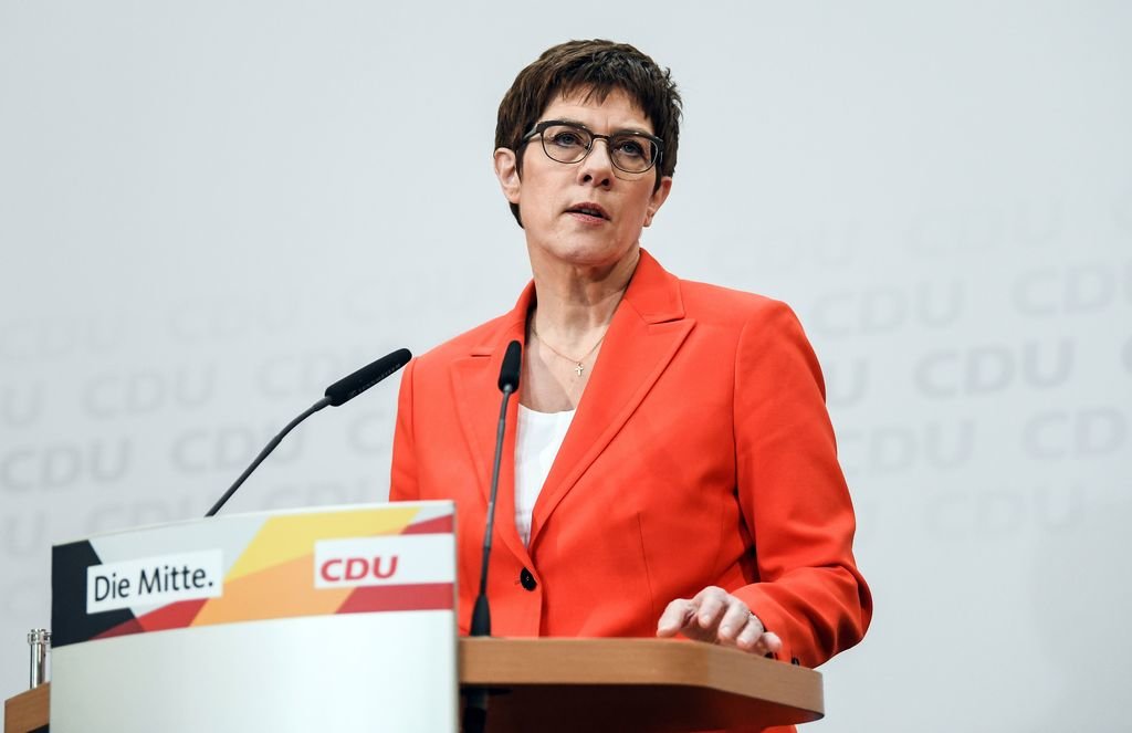 La presidenta de la CDU y sucesora de Merkel, Annegret Kramp-Karrenbauer, discutida en su partido.