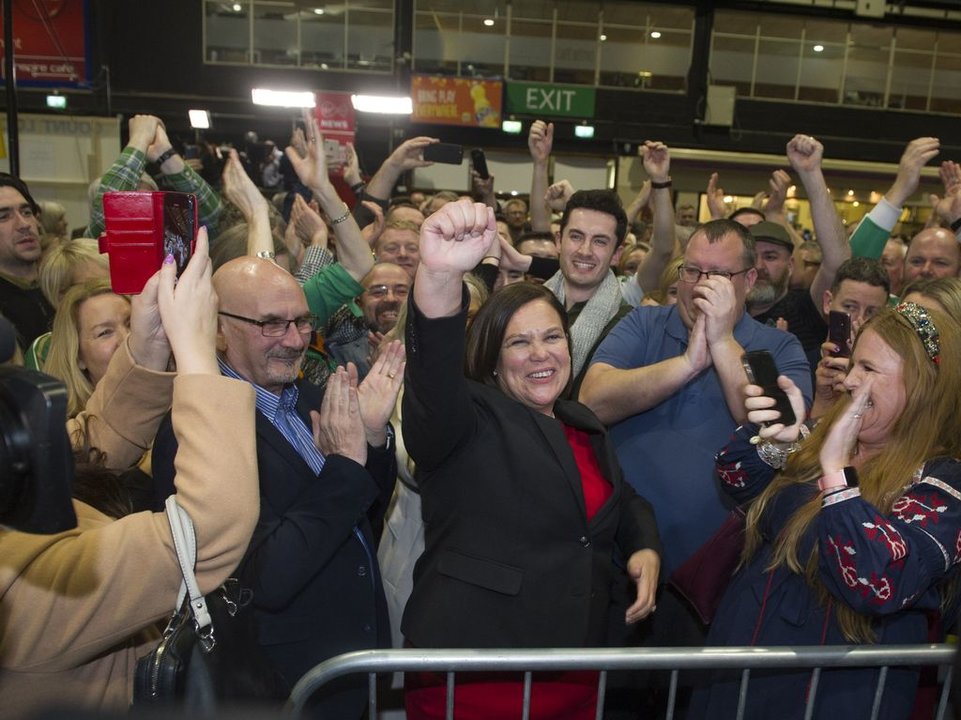 Mary Lou McDonald, líder del Sinn Féin, responde a la ovación de sus seguidores en Dublín.