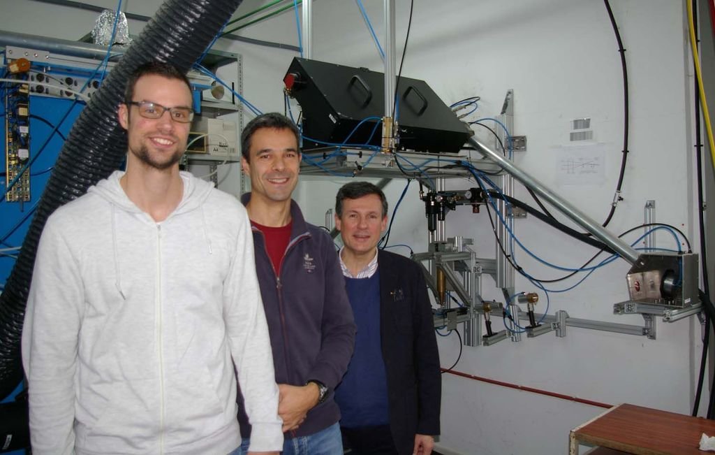 Joaquín Penide, Félix Quintero y Juan Pou en el laboratorio con el sistema experimental.