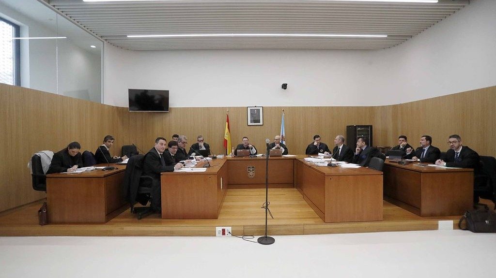 Los abogados de las partes personadas, ayer durante la primera sesión del juicio celebrado en el Juzgado Mercantil 1 de Pontevedra.