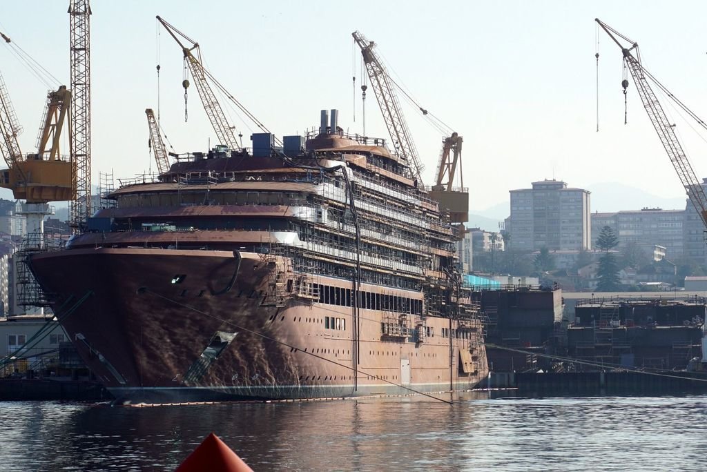 El crucero &#34;Evrima&#34;, a flote en Barreras y paralizada su construcción desde hace más de cuatro meses.