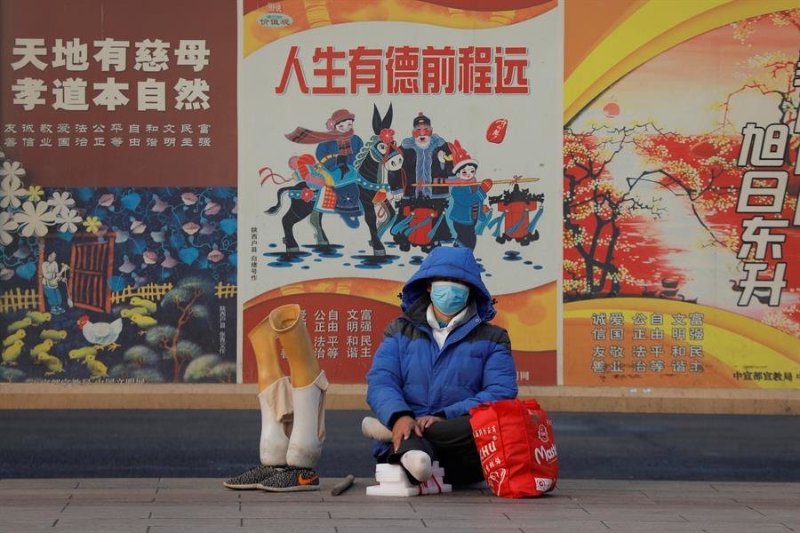 Un pasajero espera en un andén la estación de trenes de Pekín (China)