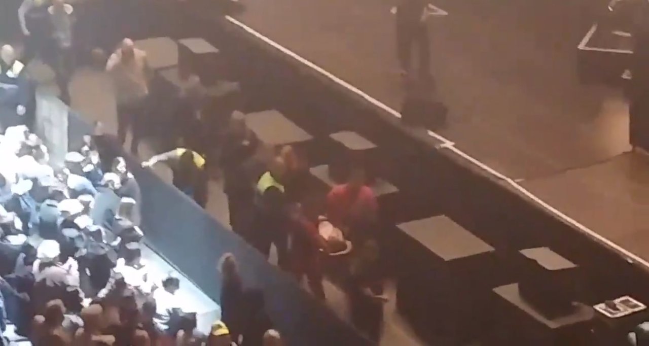 Joaquín Sabina se cae del escenario durante un concierto en Madrid y es evacuado en camilla