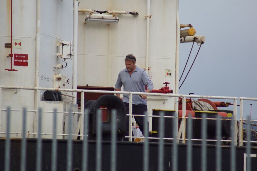 El capitán del buque, Adrian Panican, ayer en la cubierta del petrolero.