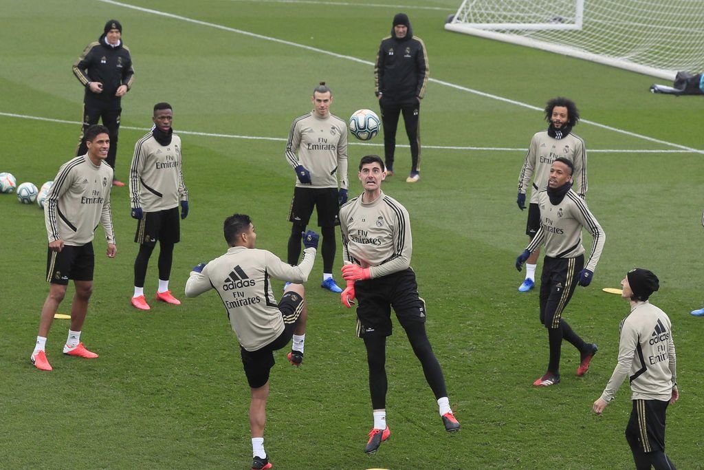 Jugadores y técnicos del Real Madrid, en un entrenamiento de la semana pasada en Valdebebas.