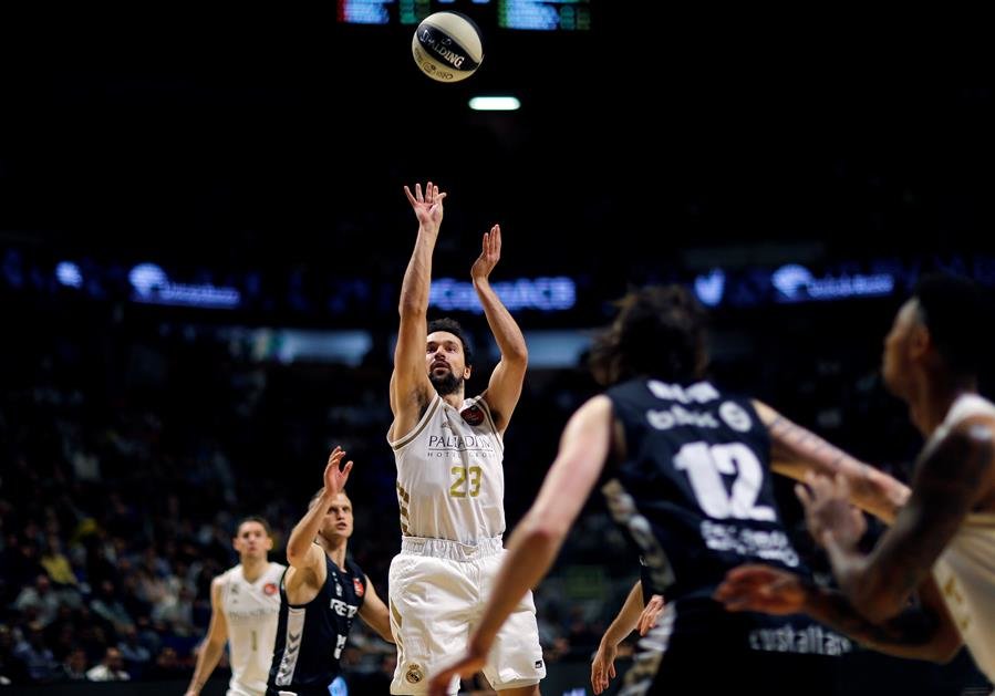 El base del Real Madrid Sergio Llull (c) lanza a canasta durante el partido de cuartos de final de la Copa del Rey de baloncesto que Real Madrid y Bilbao Basket